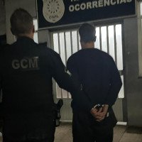 Homem é preso após jogar querosene sobre companheira enquanto ela dormia em Estância Velha