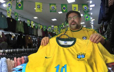 Na véspera da abertura da Copa do Mundo, são poucos os lojistas que se animaram a investir no verde e amarelo