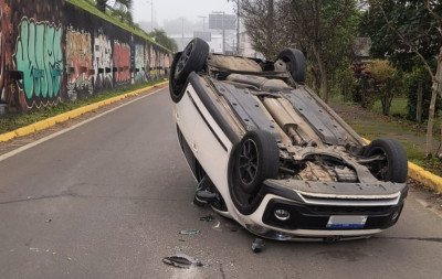 Acidente com dois carros resulta em capotamento na via lateral da RS-239 em Sapiranga