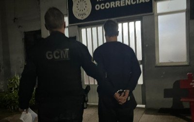 Homem é preso após jogar querosene sobre companheira enquanto ela dormia em Estância Velha