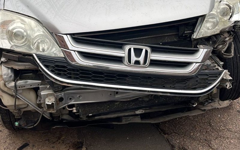 Motorisa bate em carro estacionado e foge sem prestar satisfação após ver o tamanho dos danos | abc+