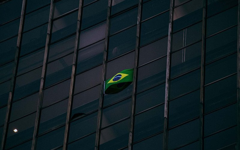 Pendurar bandeira do Brasil na janela do apartamento pode causar multa? Descubra antes de torcer na Copa | abc+