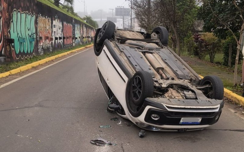 Motorista atravessa via lateral da RS-239 e provoca capotamento de veículo em Sapiranga
