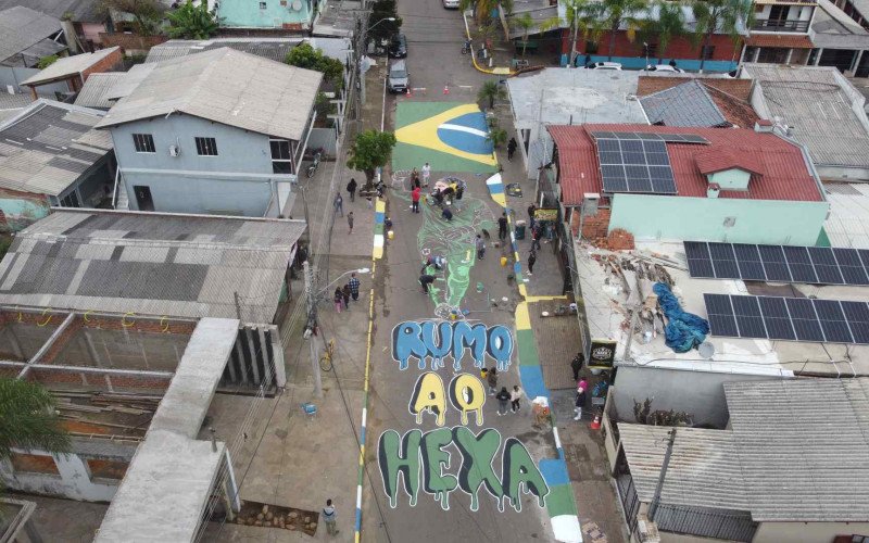 Antes da Copa do Mundo de 2026, o artista Joacaz Santos, com apoio da comunidade, pinta Alisson Becker na rua Costa Rica, no bairro Santo Afonso, em Novo Hamburgo