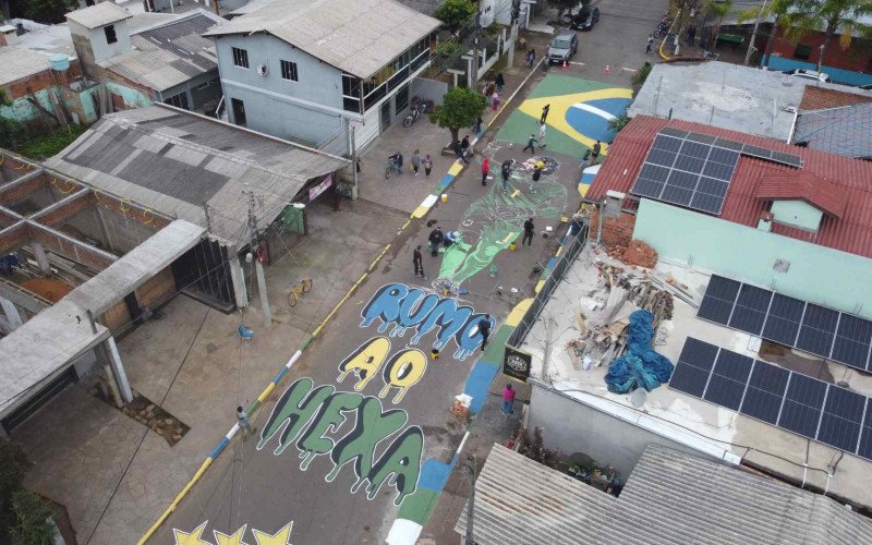 Antes da Copa do Mundo de 2026, o artista Joacaz Santos, com apoio da comunidade, pinta Alisson Becker na rua Costa Rica, no bairro Santo Afonso, em Novo Hamburgo