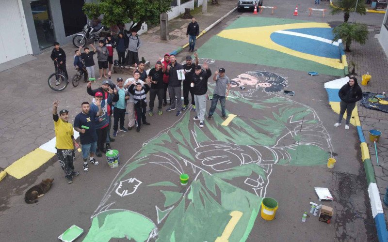 Antes da Copa do Mundo de 2026, o artista Joacaz Santos, com apoio da comunidade, pinta Alisson Becker na rua Costa Rica, no bairro Santo Afonso, em Novo Hamburgo