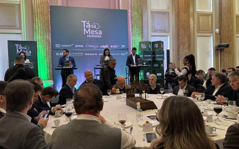 Tá na Mesa da Federasul com os pré-candidatos ao governo do Estado