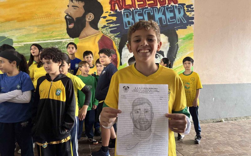 Aluno João Vitor da Escola João Ribeiro, que inspira no goleiro Alisson | abc+