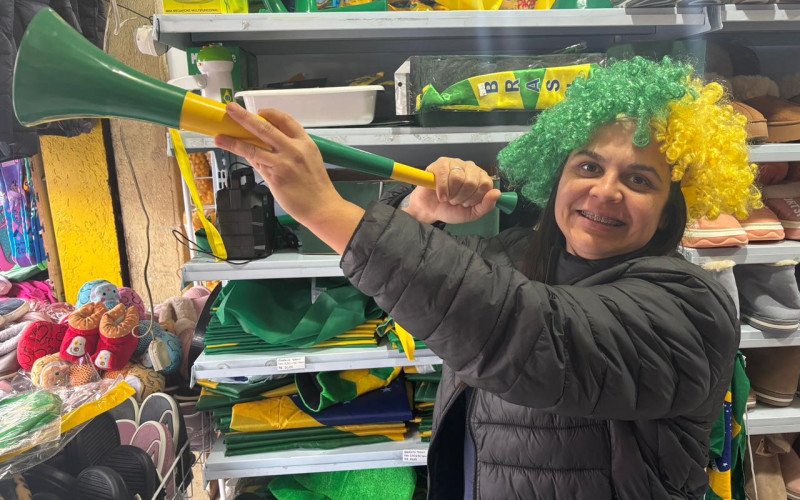 A gerente Silvana n&atilde;o esconde o clima de torcida na loja