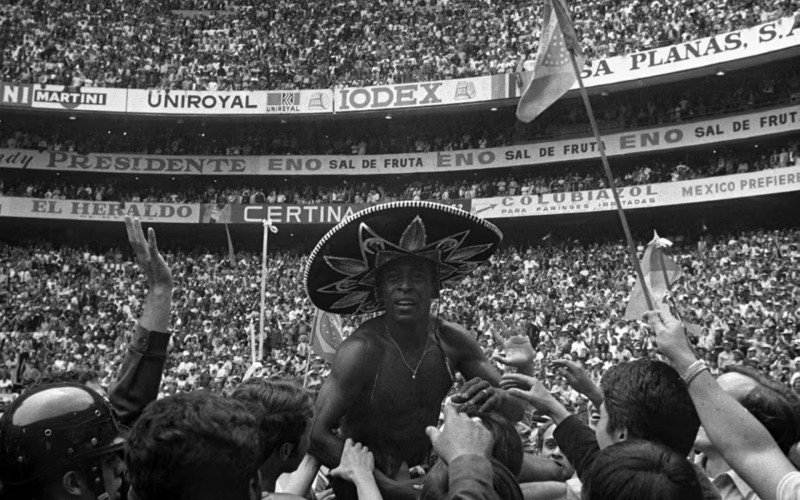 Em 1970, Brasil se tornou tricampeão mundial e Pelé foi erguido nos braços da torcida