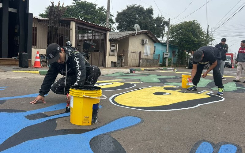 Moradores de Novo Hamburgo homenageiam goleiro Alisson com pintura gigante em rua do bairro Santo Afonso | abc+