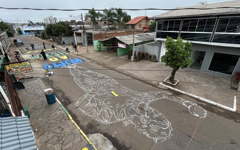 Moradores de Novo Hamburgo homenageiam goleiro Alisson com pintura gigante em rua do bairro Santo Afonso | abc+
