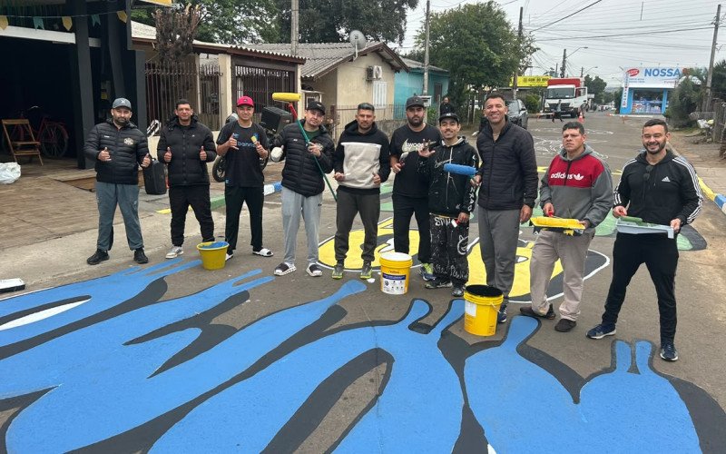 Moradores de Novo Hamburgo homenageiam goleiro Alisson com pintura gigante em rua do bairro Santo Afonso | abc+