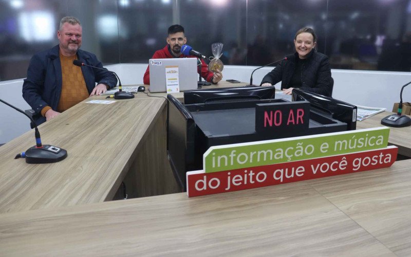 O prefeito Daniel Rückert e a secretária Cléri Spindler estiveram na Rádio ABC convidando o público para a 7ª Feira de Artesanato 