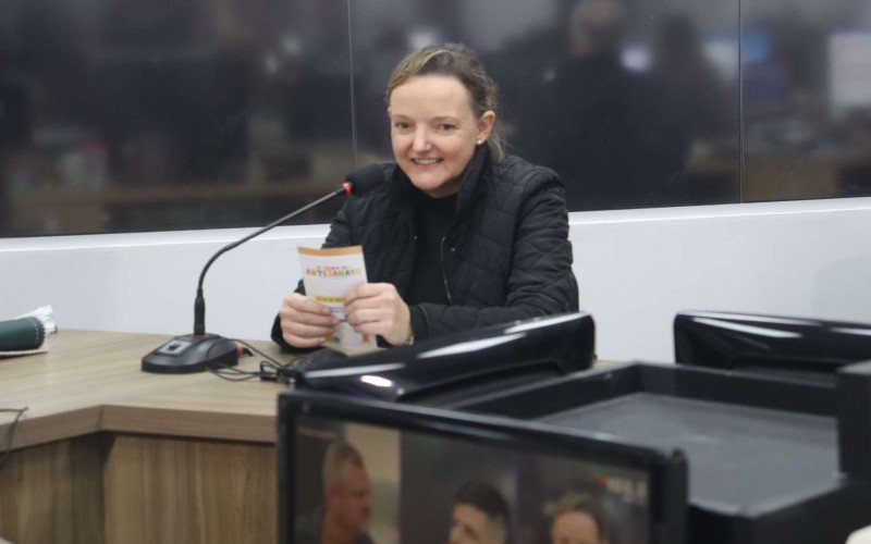 O prefeito Daniel Rückert e a secretária Cléri Spindler estiveram na Rádio ABC convidando o público para a 7ª Feira de Artesanato 