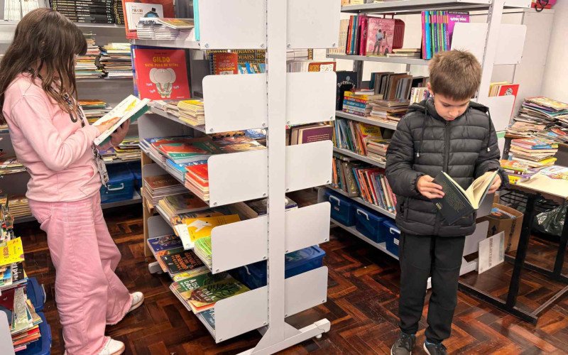 Cada aluno escolhe um livro por semana na biblioteca | abc+