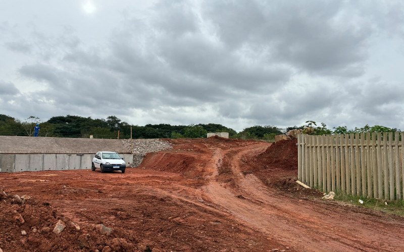Obras de reforço no dique dos bairros Vicentina e São Miguel estão 95% concluídas
