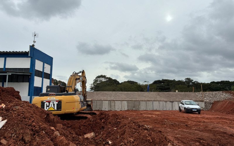 Obras de reforço no dique dos bairros Vicentina e São Miguel estão 95% concluídas
