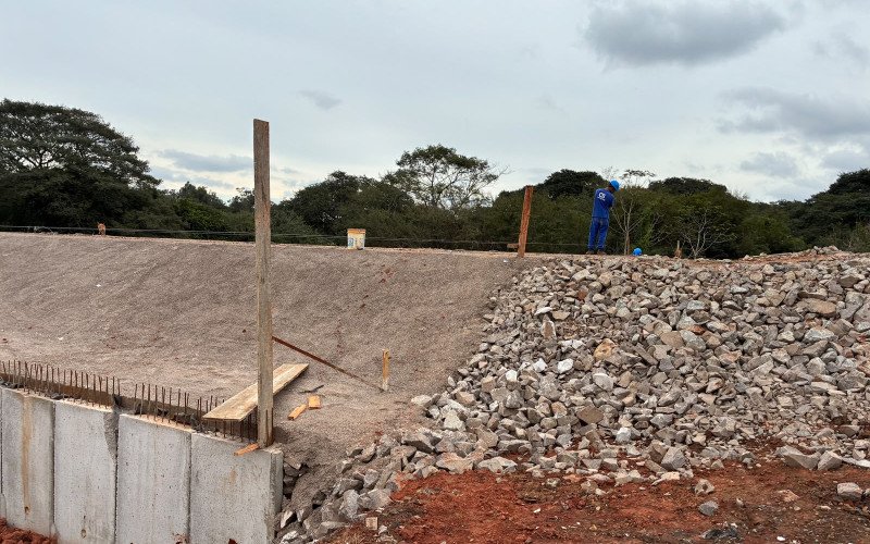 Obras de reforço no dique dos bairros Vicentina e São Miguel estão 95% concluídas
