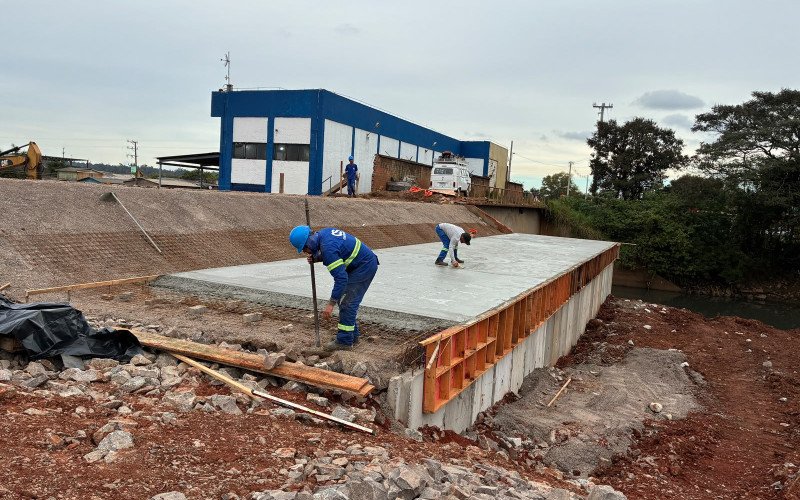 Obras de reforço no dique dos bairros Vicentina e São Miguel estão 95% concluídas
