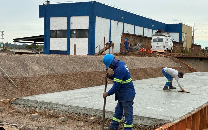 Obras de reforço no dique dos bairros Vicentina e São Miguel estão 95% concluídas
