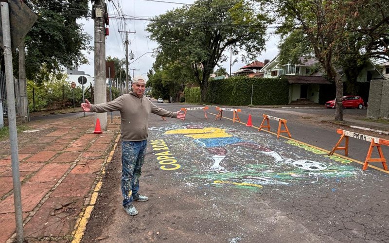 Artista plástico Marcelo Santos pintou o Rei Pelé em frente à Escola Nilo Peçanha, no bairro Ideal, em Novo Hamburgo
