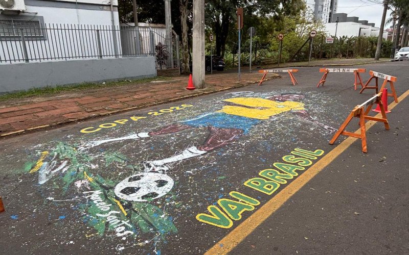 Antes da Copa do Mundo de 2026, artista plástico Marcelo Santos pintou o Rei Pelé em frente à Escola Nilo Peçanha, no bairro Ideal, em Novo Hamburgo | abc+