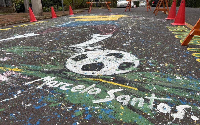 Antes da Copa do Mundo de 2026, artista plástico Marcelo Santos pintou o Rei Pelé em frente à Escola Nilo Peçanha, no bairro Ideal, em Novo Hamburgo