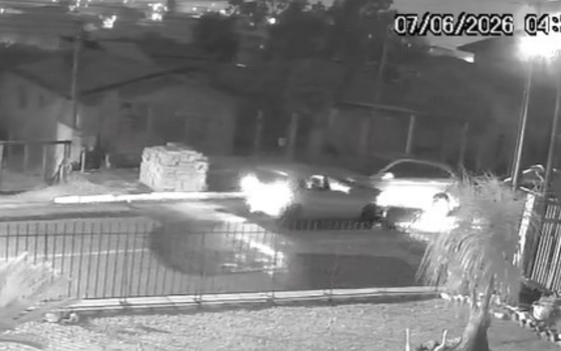 Motorista bate em carro estacionado, avalia danos e foge na madrugada em Novo Hamburgo; fam&iacute;lia tenta identificar motorista