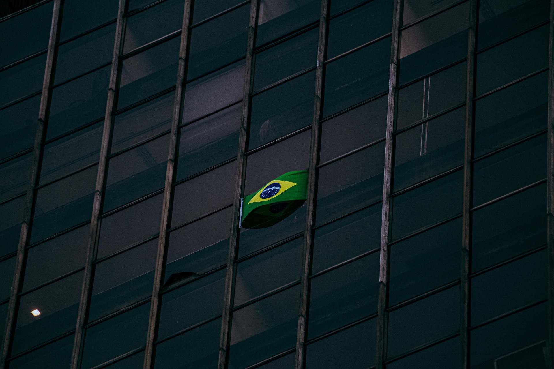 Pendurar bandeira do Brasil na janela do apartamento pode causar multa? Descubra antes de torcer na Copa