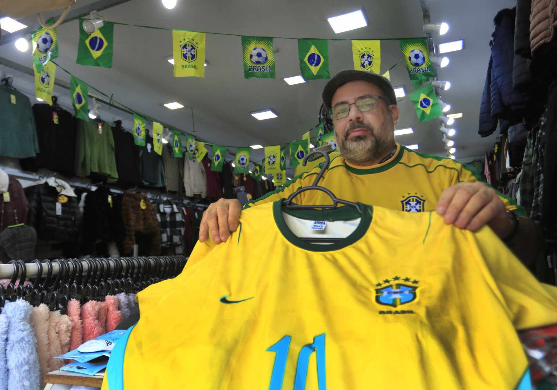 Na v&eacute;spera da abertura da Copa do Mundo, s&atilde;o poucos os lojistas que se animaram a investir no verde e amarelo