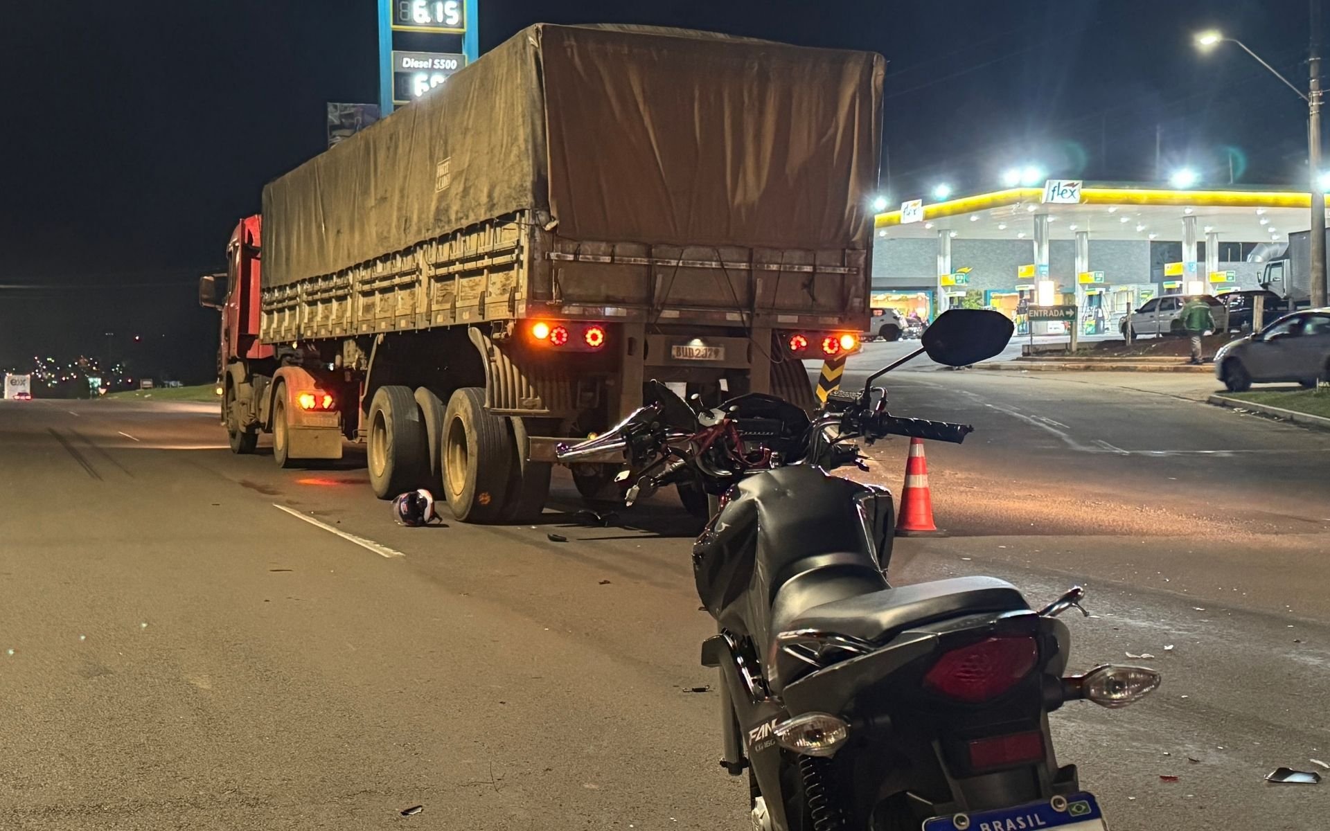 Motociclista morre ap&oacute;s acidente com SUV e caminh&atilde;o na RS-239