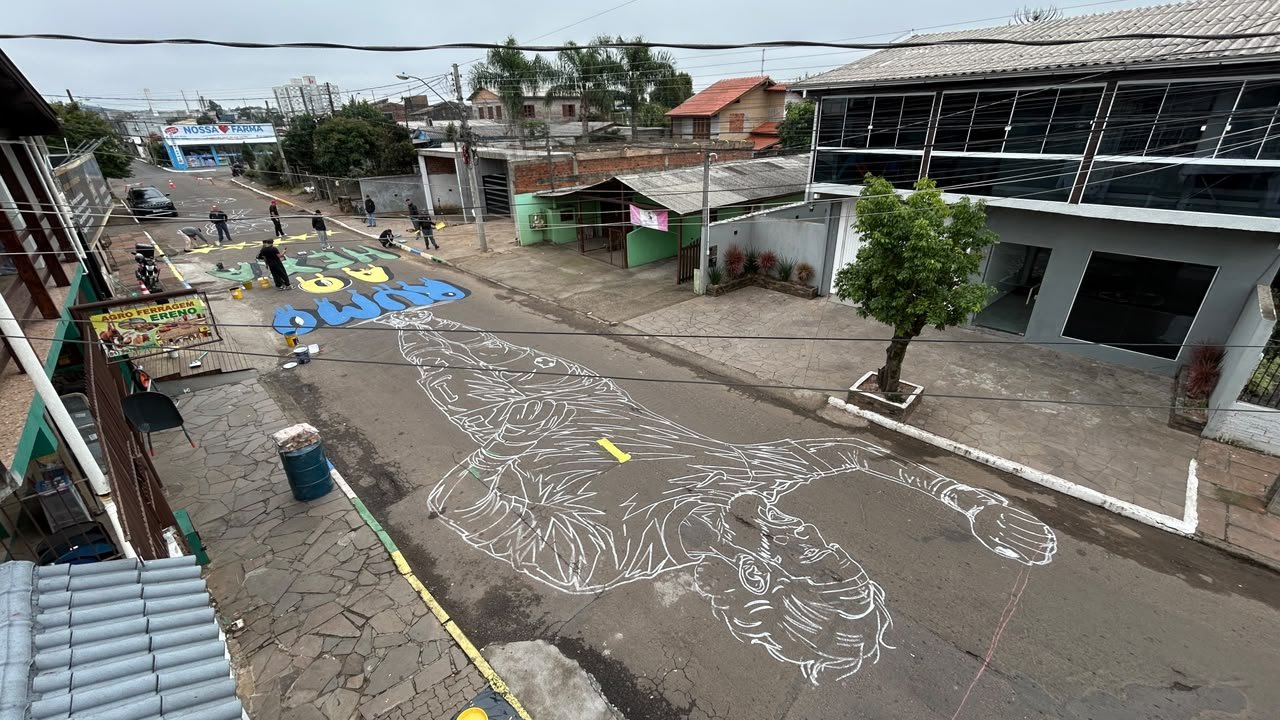 Goleiro Alisson &eacute; homenageado com pintura gigante de 100 metros em Novo Hamburgo