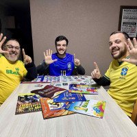 À espera do hexa: Colecionar álbuns de figurinhas da Copa do Mundo se torna tradição para família de Gramado