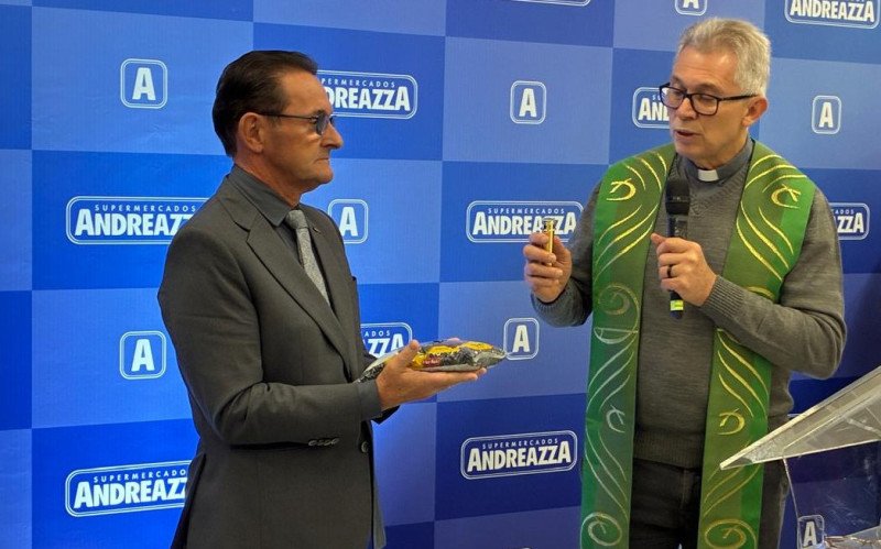 Supermercado Andreazza foi inaugurado na manhã desta quinta-feira (11) em São Leopoldo - padre João Renato deu a bênção em alimento durante a inauguração