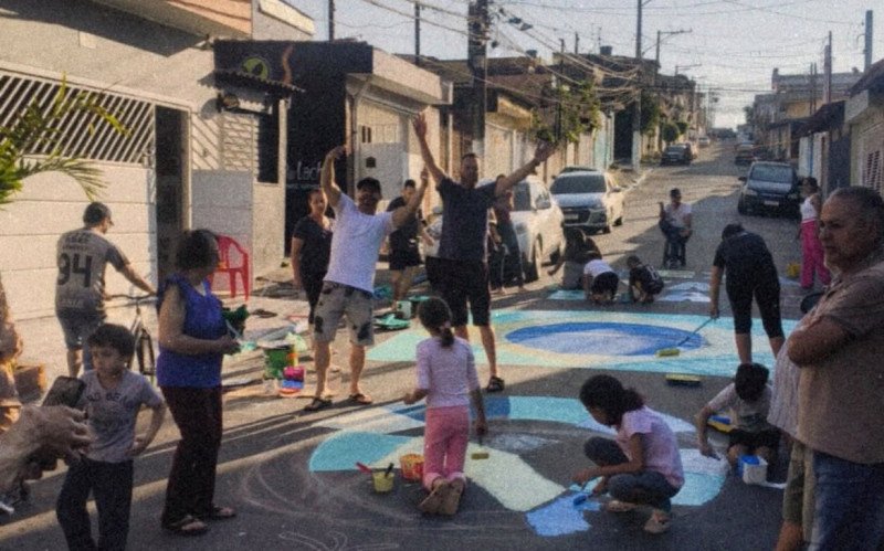 Moradores da Rua Guarapiranga se uniram para pintar na última sexta-feira (5) | abc+