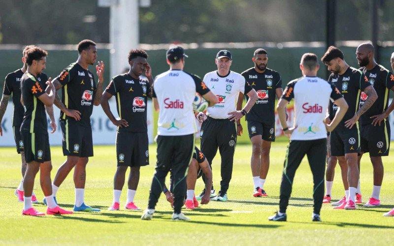 Treinador italiano Carlo Ancelotti conversando com o elenco brasileiro antes da estreia na Copa do Mundo 2026 | abc+