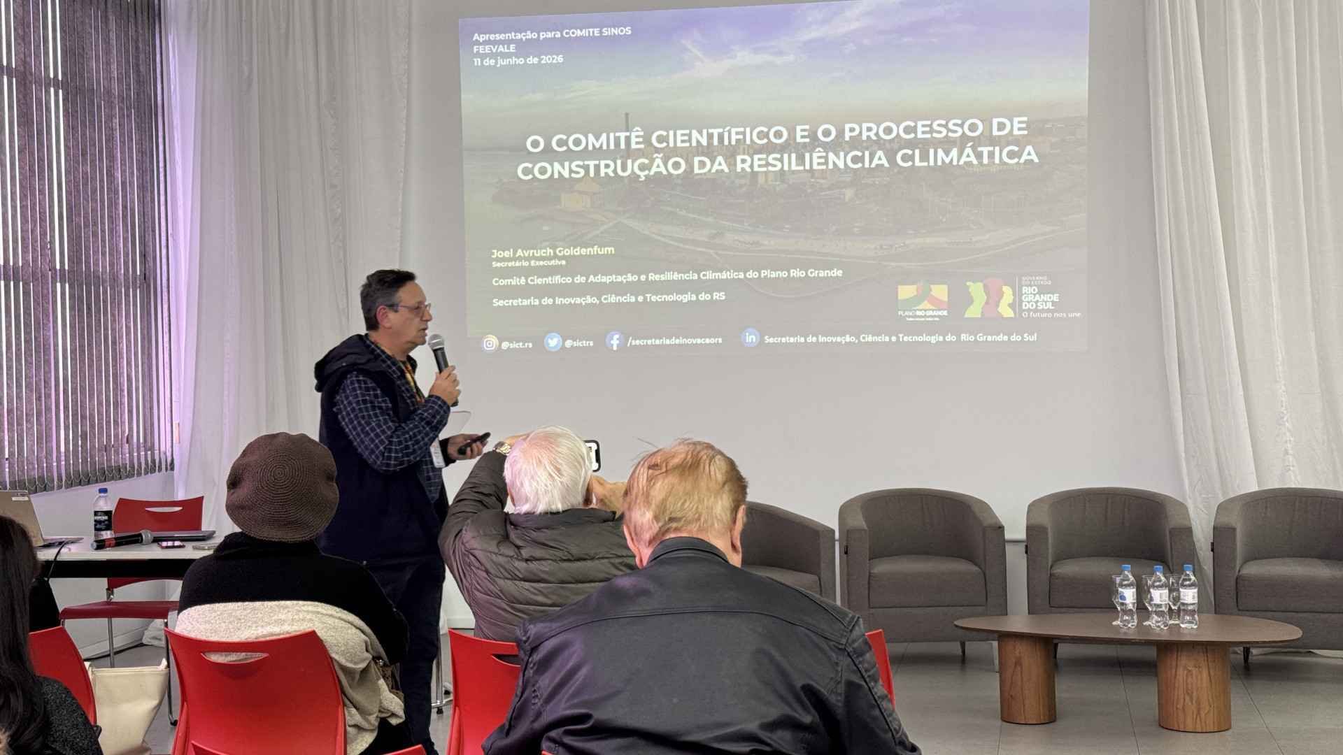 Apresentação da palestra "O Comitê Científico e o processo da construção da resiliência climática", durante reunião ordinária do Comitesinos | abc+