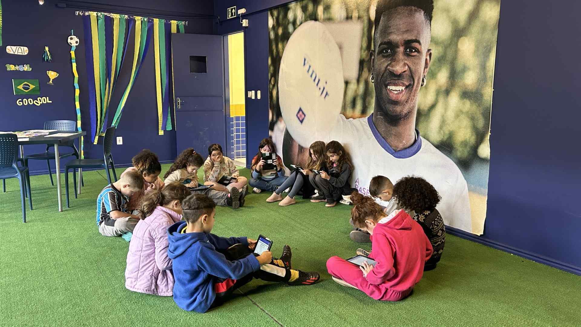 &ldquo;Quero ser como ele&rdquo;: O impacto do projeto social do jogador Vini Jr em escola de Novo Hamburgo; assista