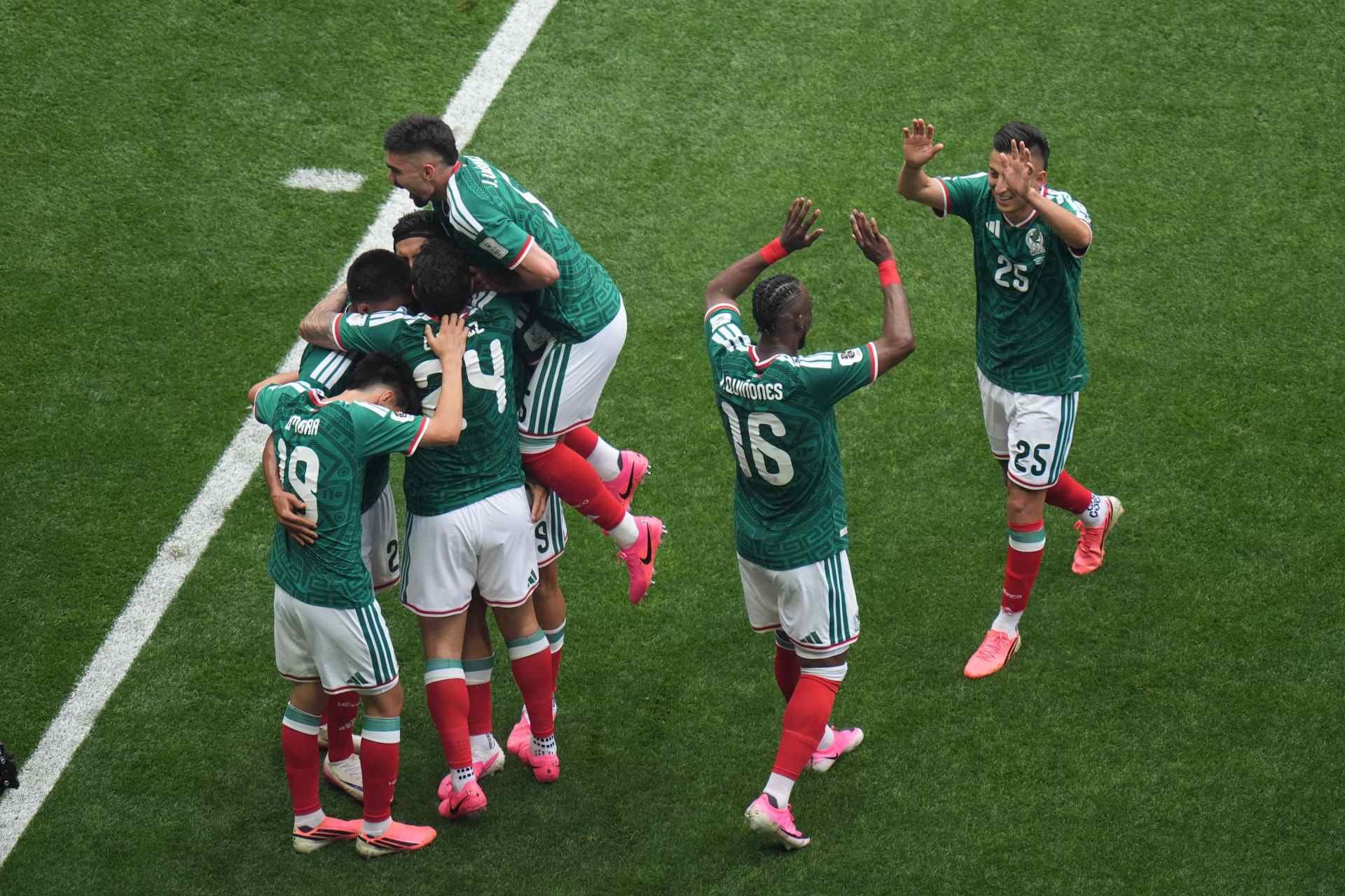 M&eacute;xico faz o b&aacute;sico, aproveita fragilidade da &Aacute;frica do Sul e larga com boa vit&oacute;ria na Copa