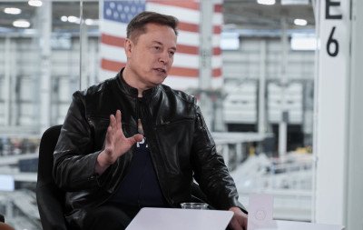 Elon Musk é 1º trilionário do mundo com fortuna até 10 vezes maior que a de Bill Gates
