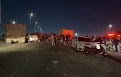 Racha entre caminhoneiros provoca acidente com dez veículos e deixa quatro feridos