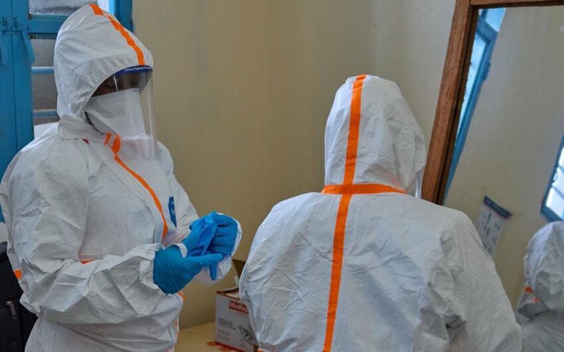 Profissionais de saúde em um centro de tratamento de ebola recém-inaugurado em Uganda | abc+