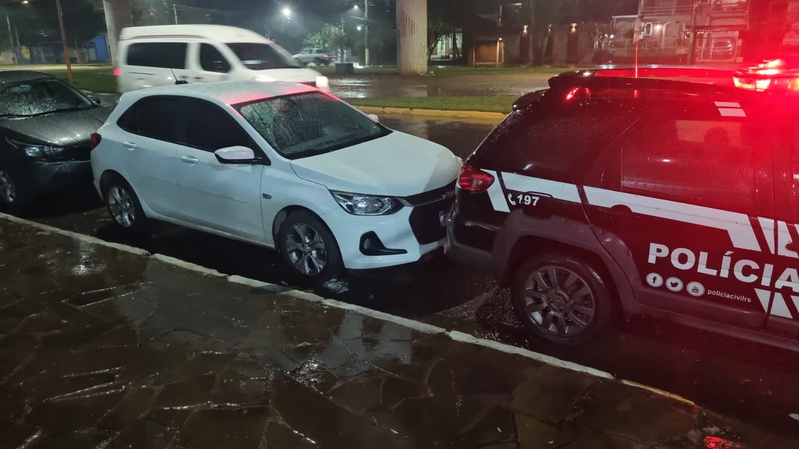 M&atilde;e de homem que furtou celulares dentro de macroatacado de Port&atilde;o &eacute; presa com um dos aparelhos