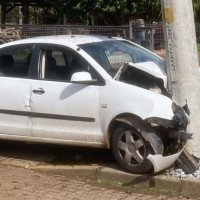 Motorista morre após colisão de carro contra poste no Vale do Paranhana