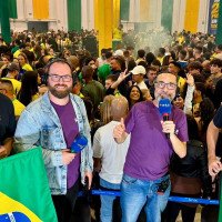 Evento em parceria com o Grupo Sinos lota a Fenac e movimenta a torcida na estreia do Brasil na Copa do Mundo