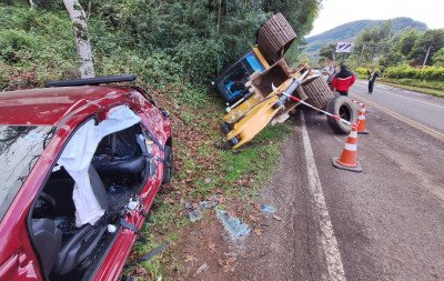BR-116: Escavadeira despenca de caminhão em curva, atinge veículo e deixa feridos