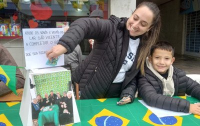 Tem figurinhas repetidas? Ajude os vovôs do Lar São Vicente de Paula a completar o álbum da Copa