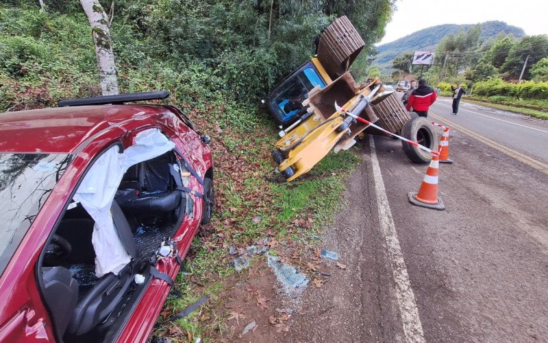 Título: Máquina pesada despenca de caminhão em curva e atinge veículo na BR-116 | abc+