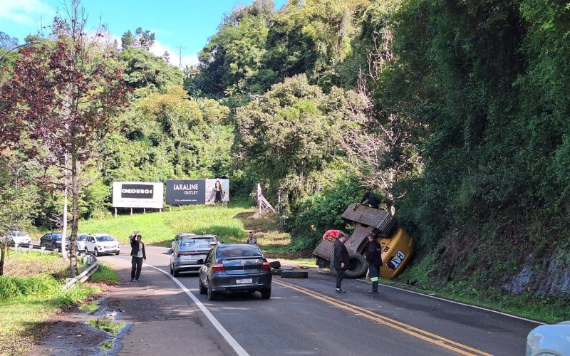 Título: Máquina pesada despenca de caminhão em curva e atinge veículo na BR-116